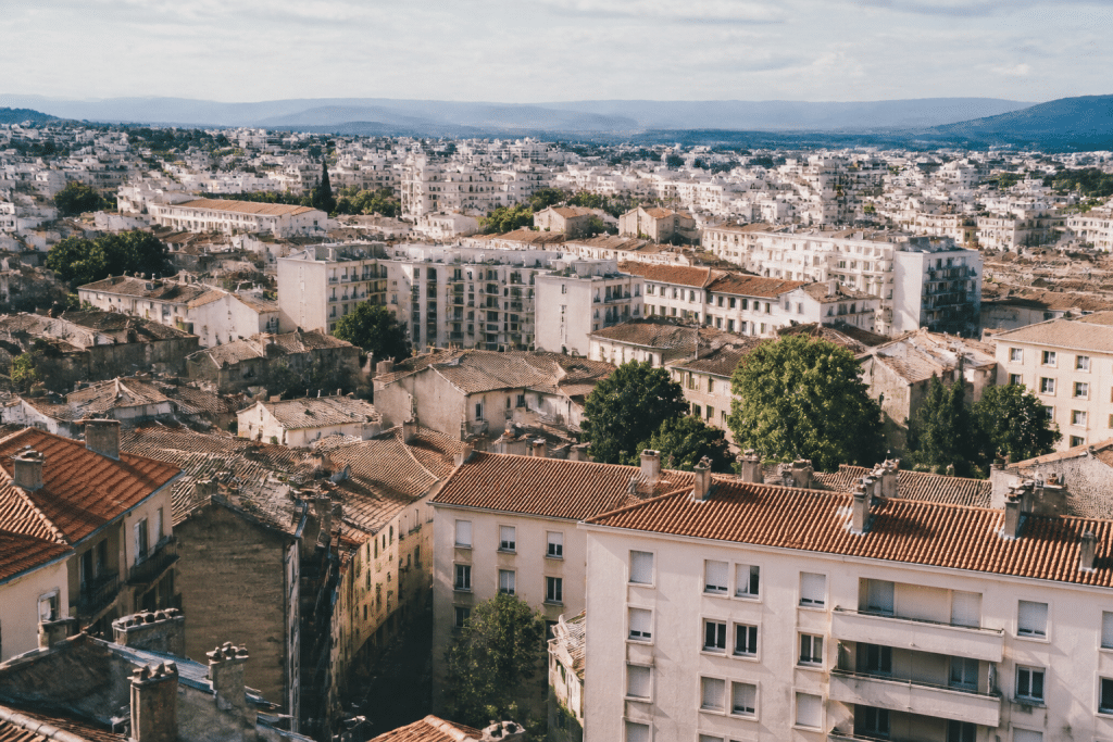 Vue aerienne ville moyenne avec batiments denses et rues urbaines