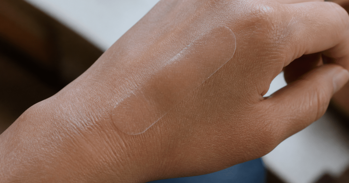 Bandage transparent en silicone applique sur peau cicatrisee