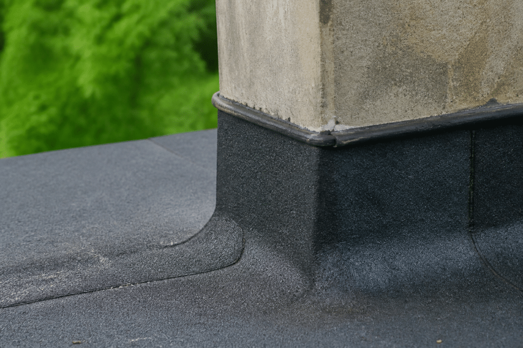 Bande d'etancheite relevee sur angle de toiture