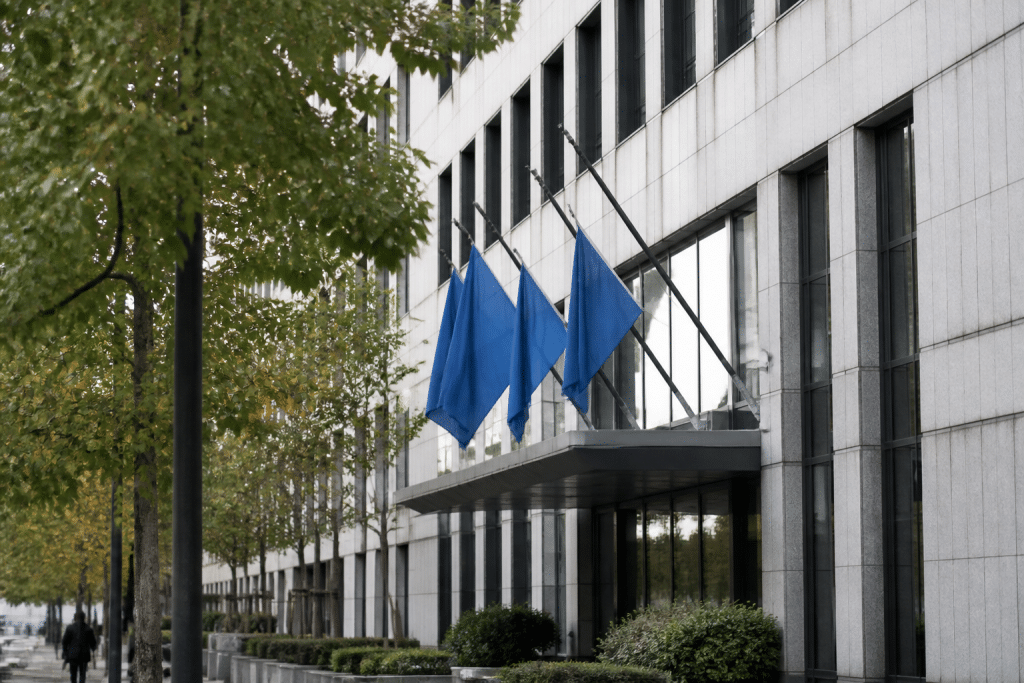 Batiment administratif avec drapeaux bleus facade moderne centre-ville
