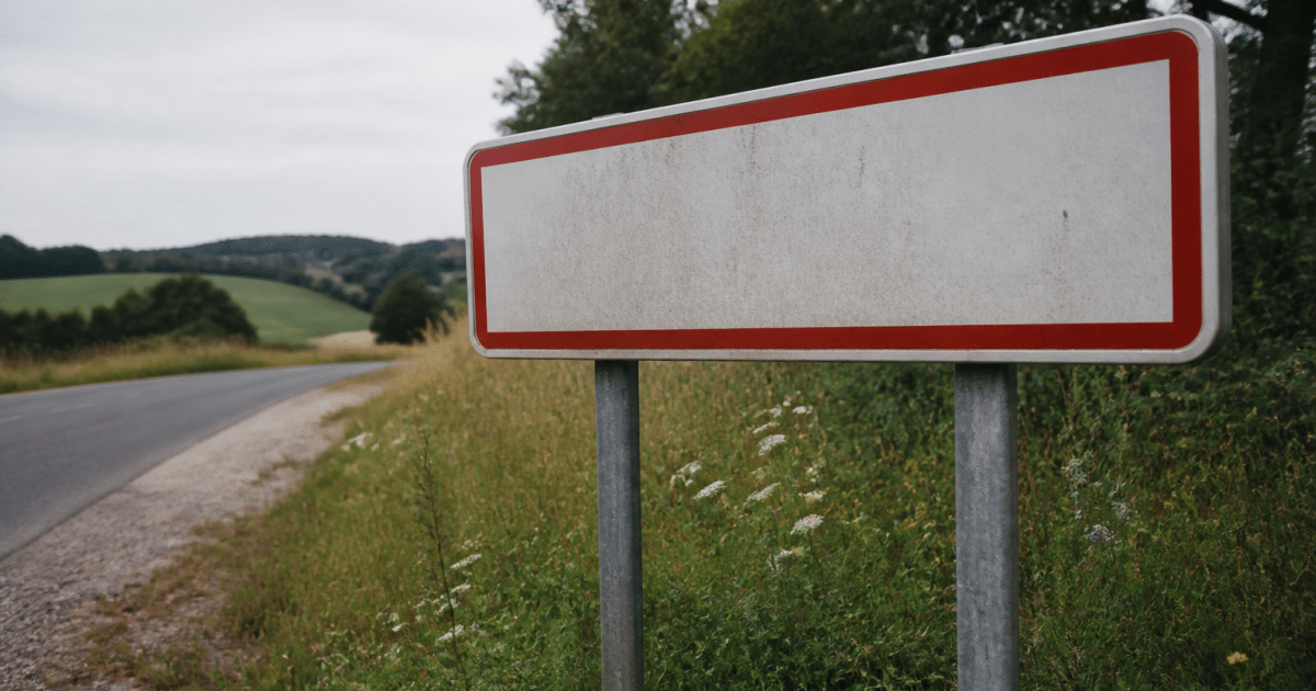 Panneau indicateur affichant le nom Beaumont avec chiffres population