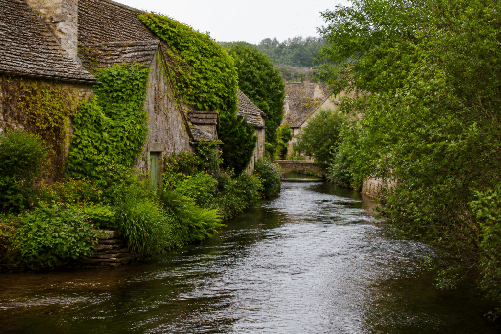 Riviere traversant village paisible avec maisons verdoyantes