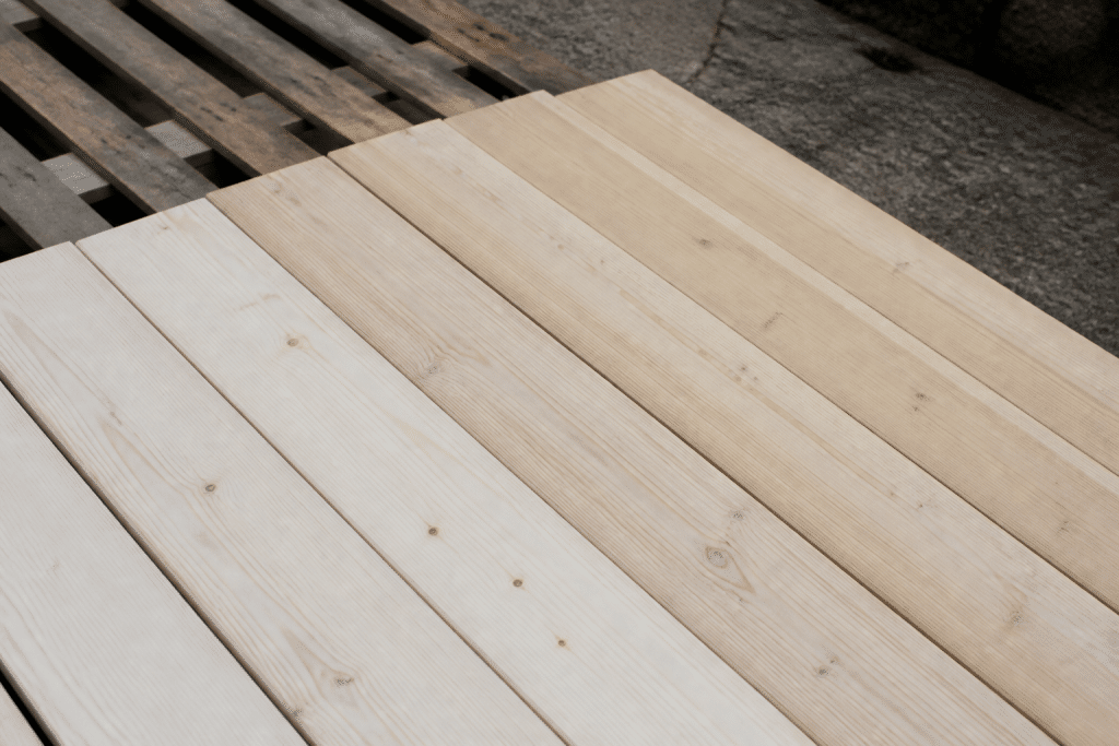 Planches bois clair comparees teinte inegale blanchie