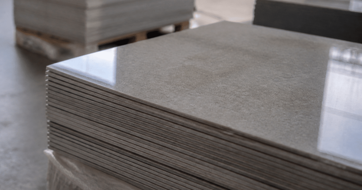 Carreaux gres cerame titanium empiles montrant surface brillante