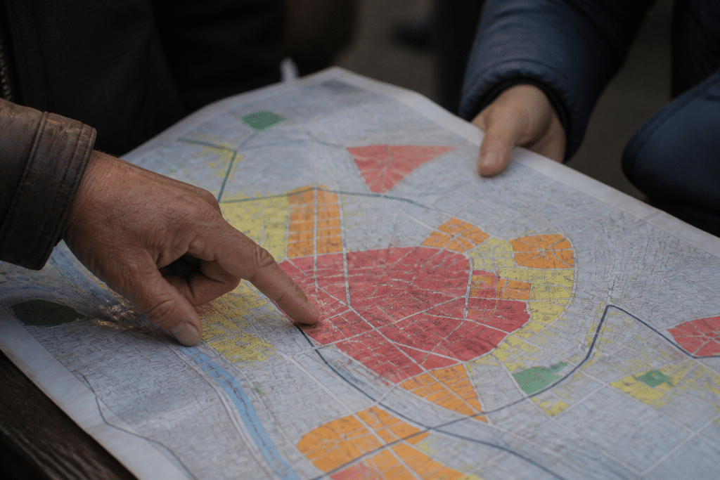 Carte de ville avec zones colorees indiquant niveaux de danger