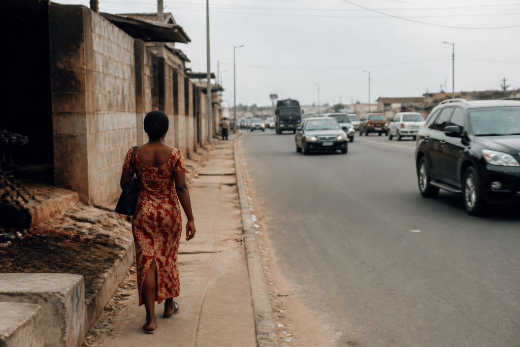 Rue bruyante près route nationale avec voitures passantes