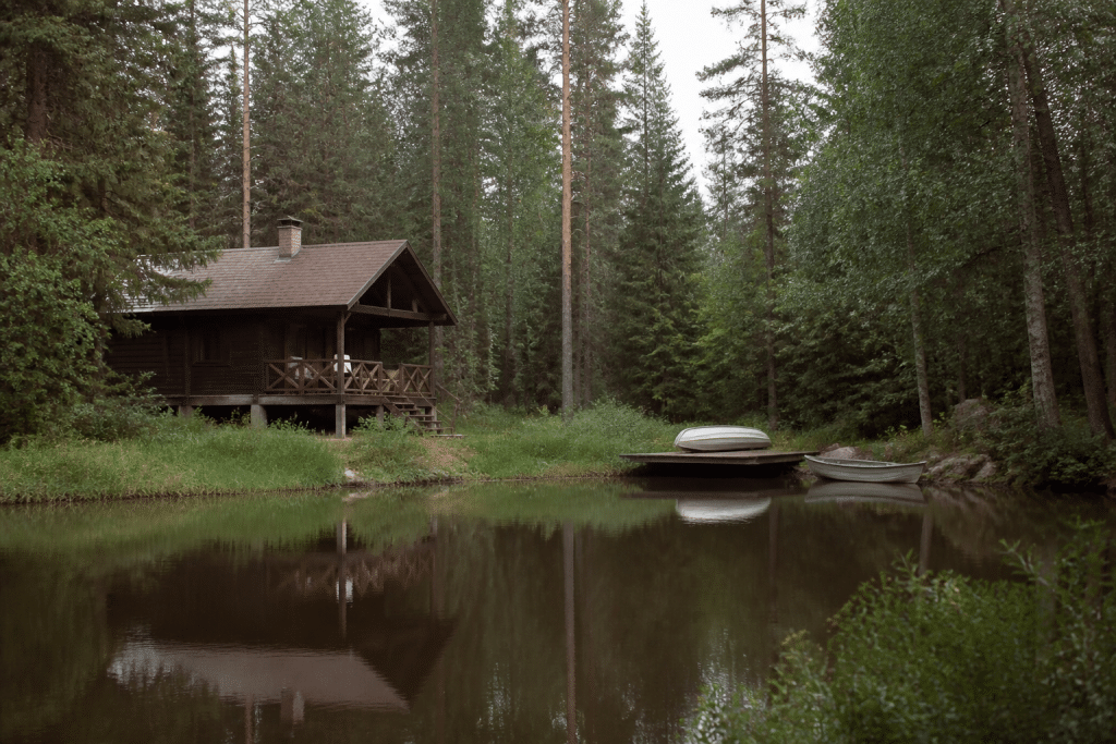 Chalet isolé au bord d'un étang privé calme entouré de nature