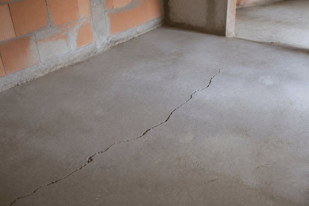 Chape beton fissure sans bande peripherique protection