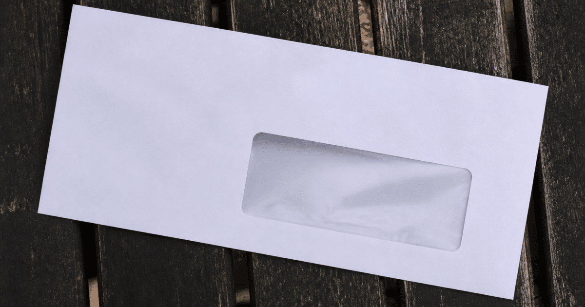 Enveloppe postale affichant code postal sur adresse imprimee