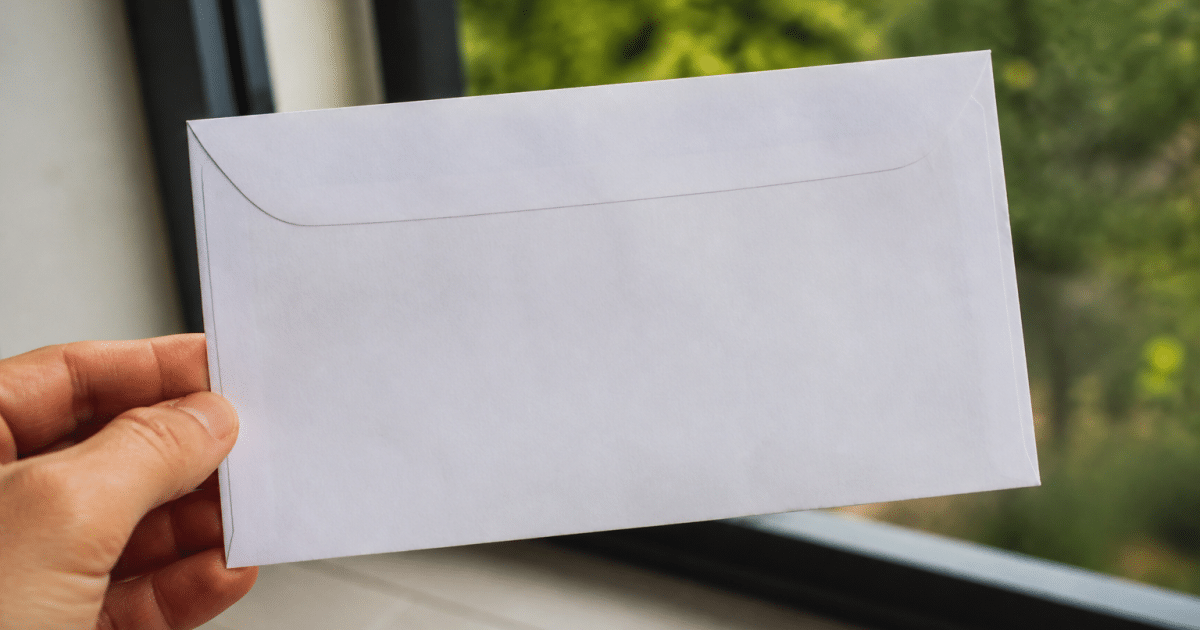 Enveloppe postale affichant le code postal cinq chiffres de Dammarie-les-Lys