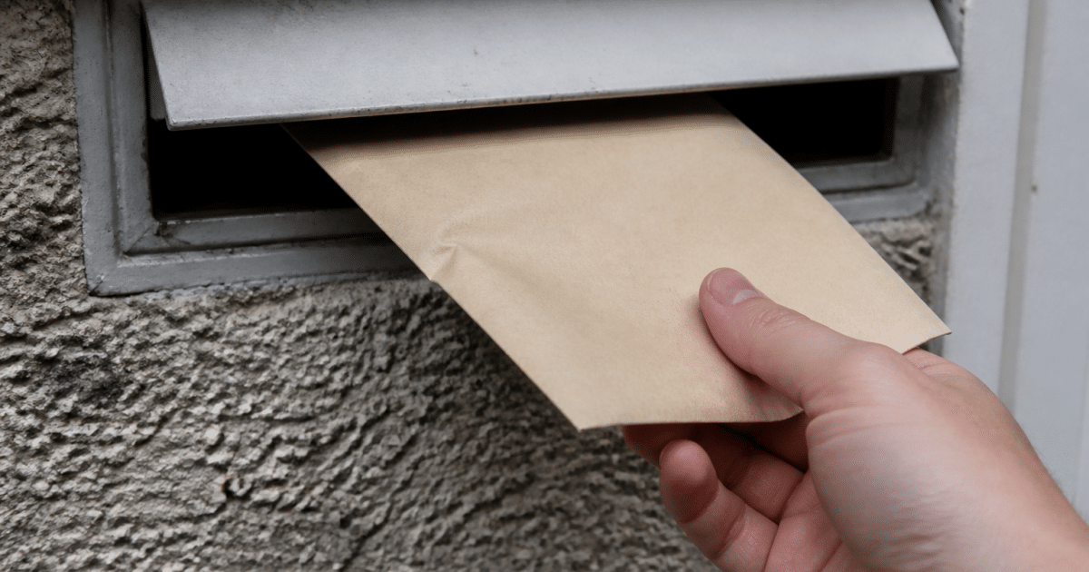 Enveloppe postale affichant code postal ville nord France