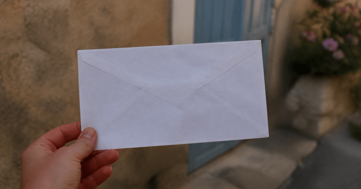 Enveloppe postale affichant le code postal 83600 de Frejus