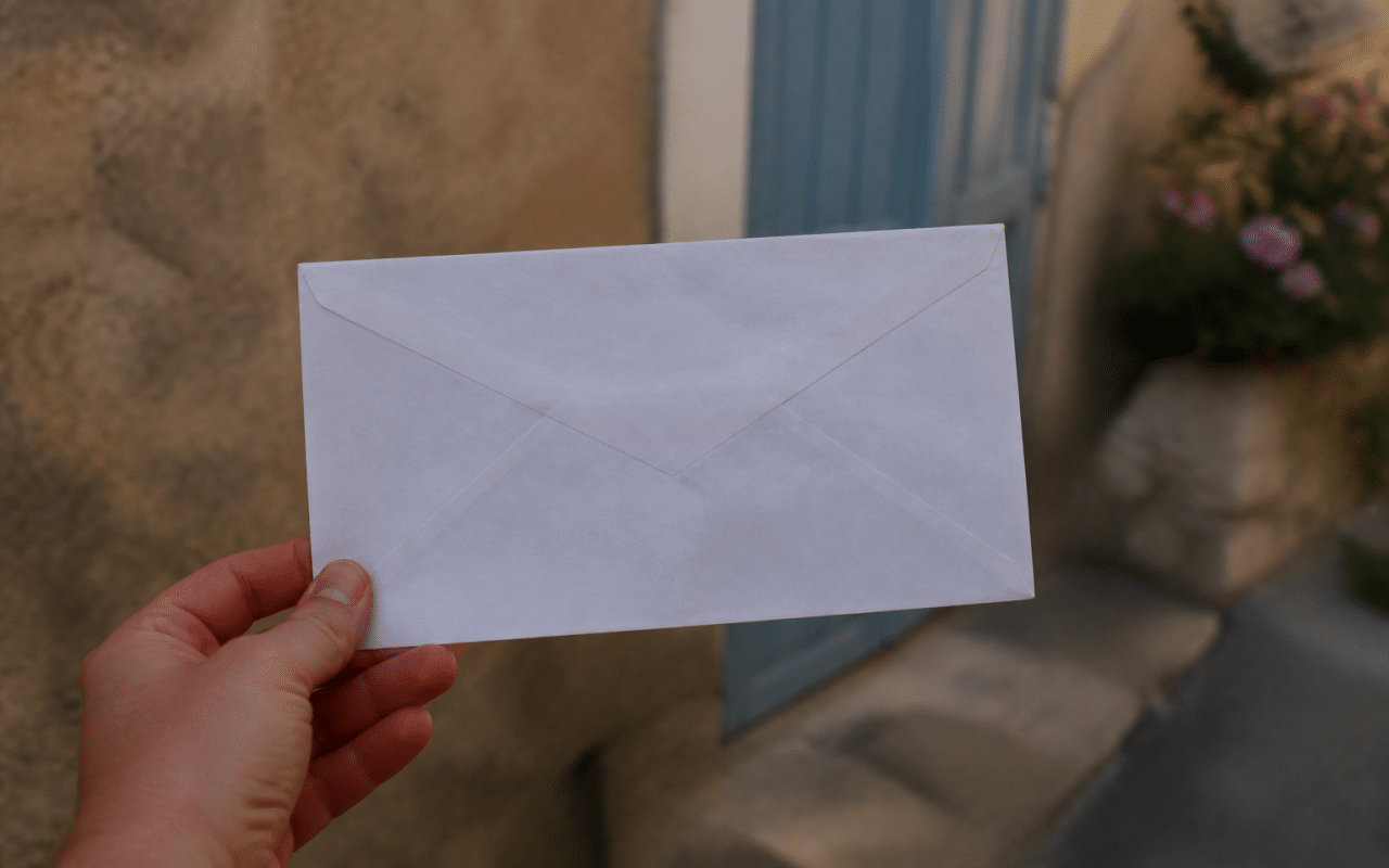Enveloppe postale affichant le code postal 83600 de Frejus