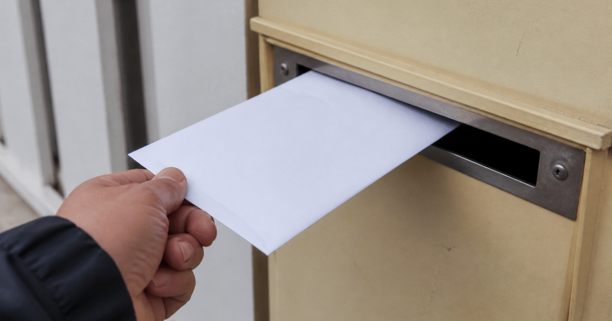 Enveloppe blanche affichant code postal cinq chiffres Fresnes