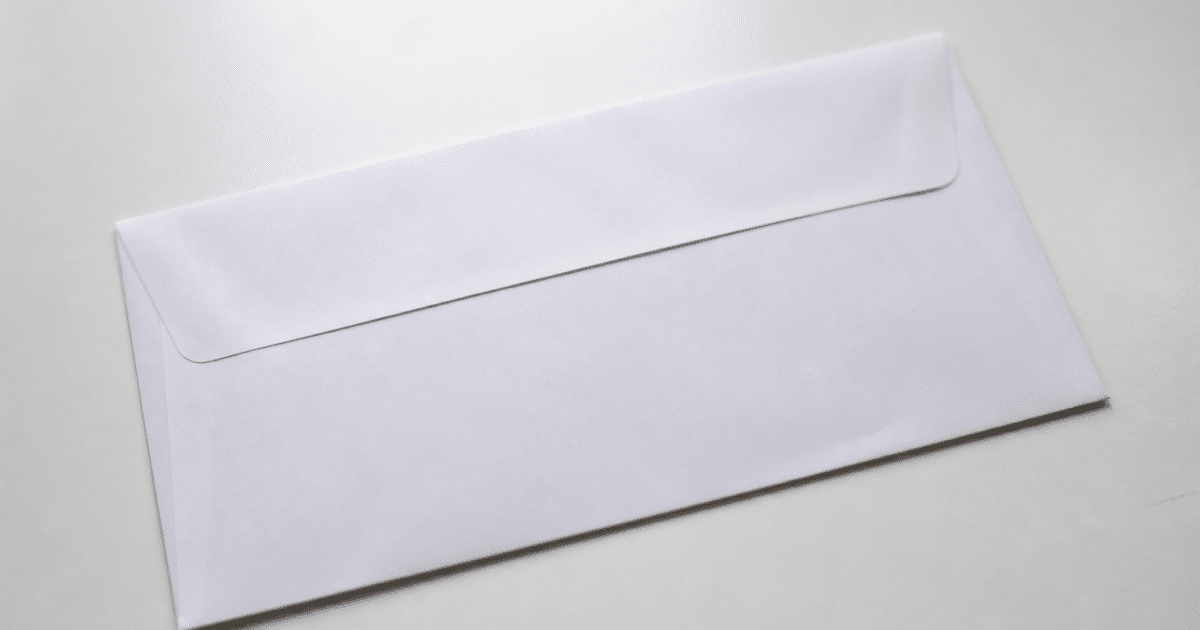 Enveloppe postale affichant code postal sur surface plane blanche