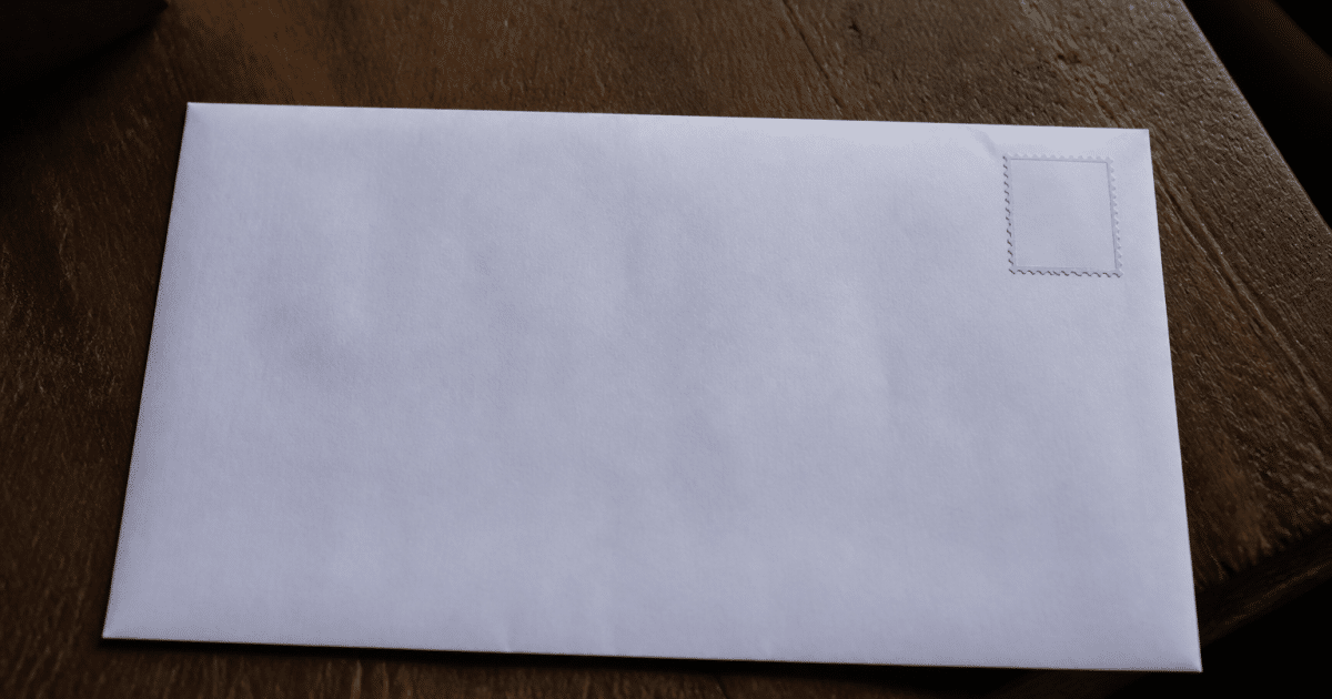 Enveloppe postale avec code cinq chiffres imprime en haut a droite