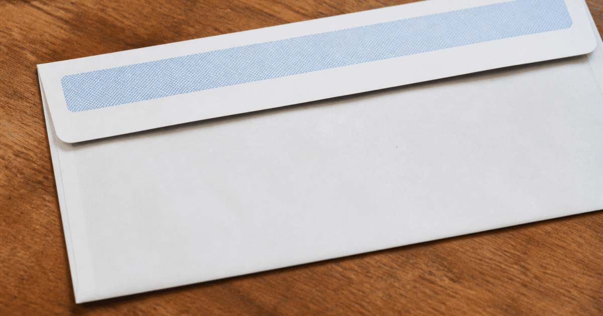 Enveloppe postale affichant code postal bleu sur papier blanc