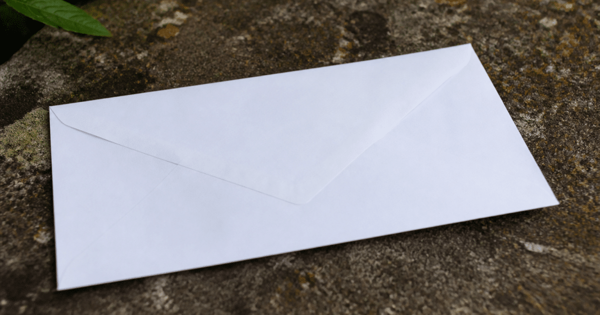 Enveloppe postale affichant clairement le code postal de Pertuis