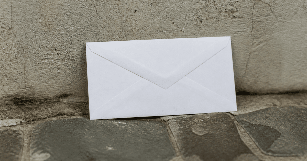Enveloppe postale affichant numéro cinq neuf deux sept quatre