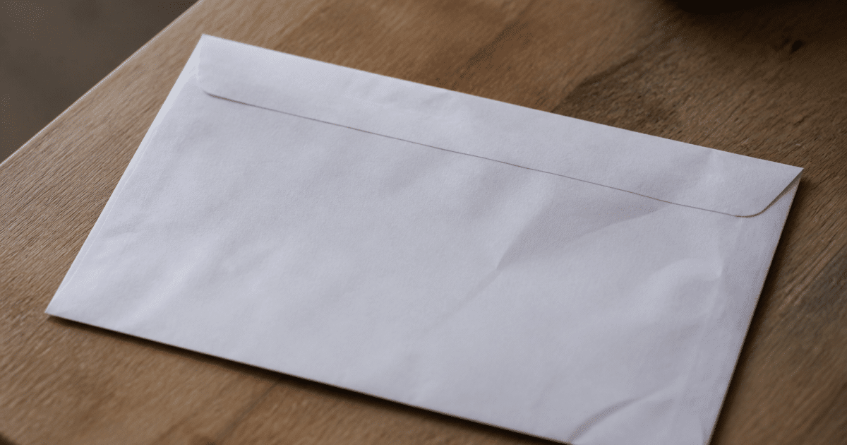 Enveloppe postale affichant le code postal 22000 Saint-Brieuc