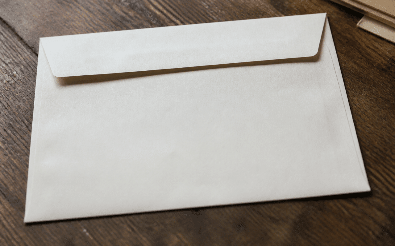 Enveloppe postale affichant numero cinq chiffres Saint-Claude en gros plan