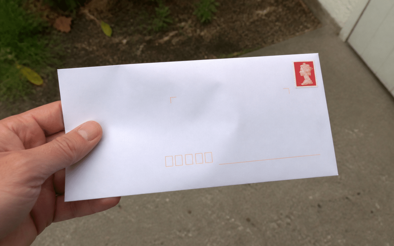 Enveloppe postal blanche affichant numero code region francaise