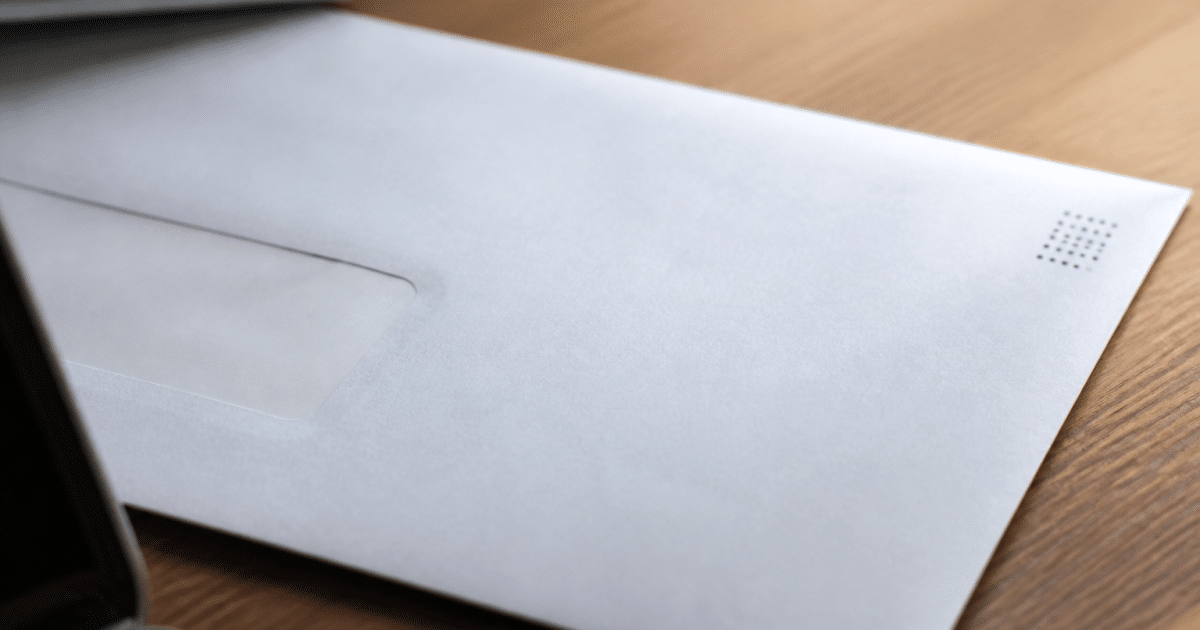 Enveloppe postal avec code numerique imprime sur coin droit