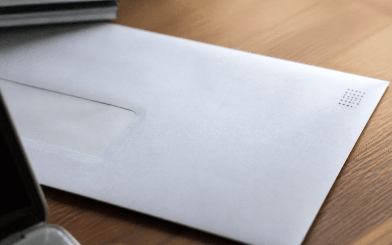 Enveloppe postal avec code numerique imprime sur coin droit