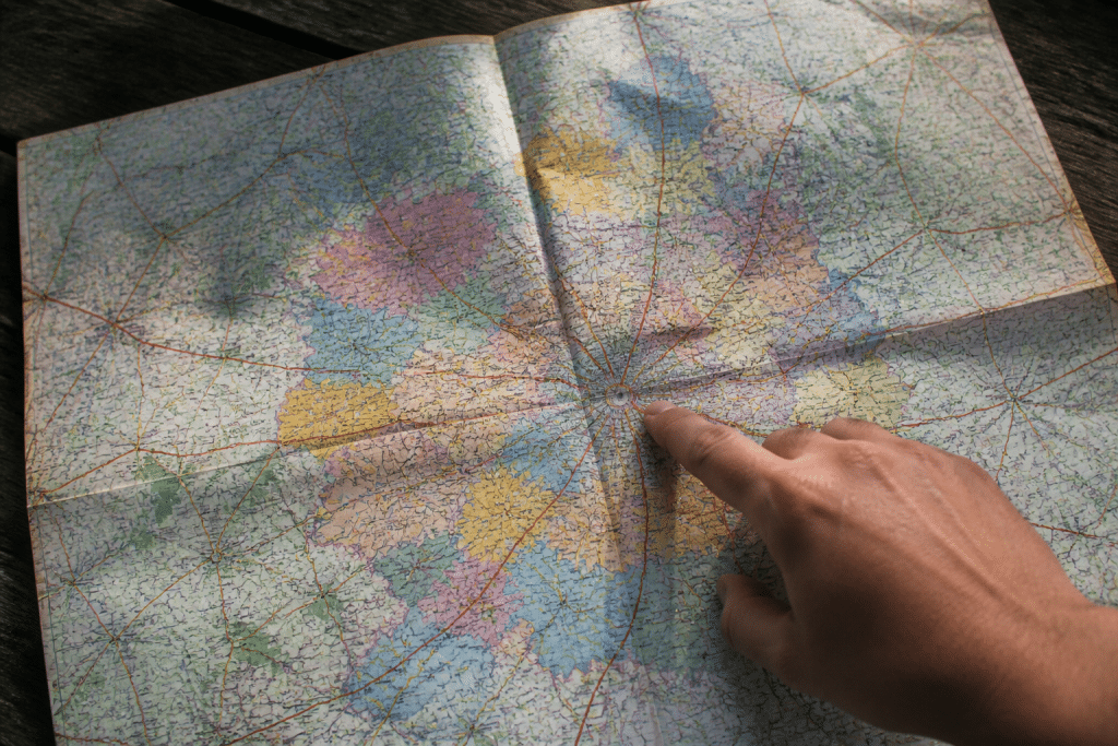 Carte administrative montrant communes autour Chartres avec codes postaux