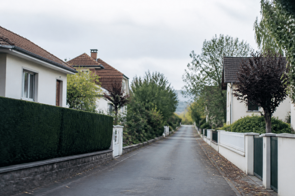 Maisons individuelles espacées dans quartier résidentiel calme