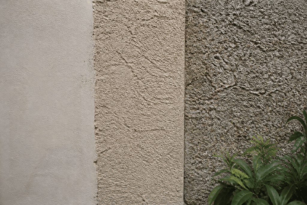 Trois surfaces murales montrant textures fines, moyennes et granuleuses