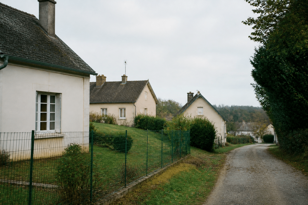 Maisons residentielles dispersees dans petite ville francaise paisible