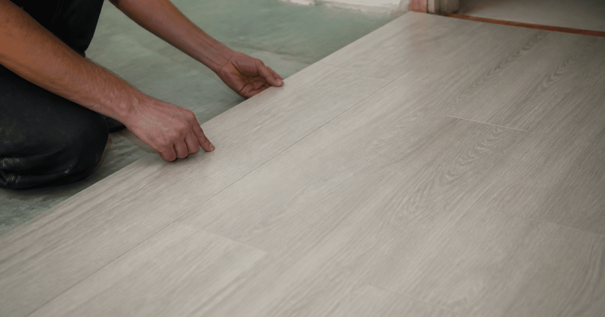Carreaux vinyle emboitables alignes horizontalement lors installation