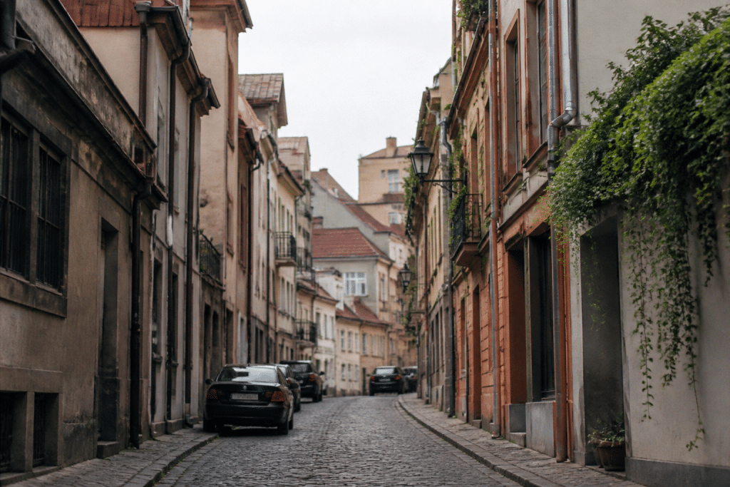 Immeubles densement construits autour rue historique pavée