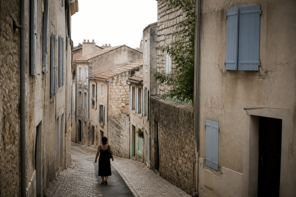 Petite ville française avec immeubles rapprochés et rues densifiées