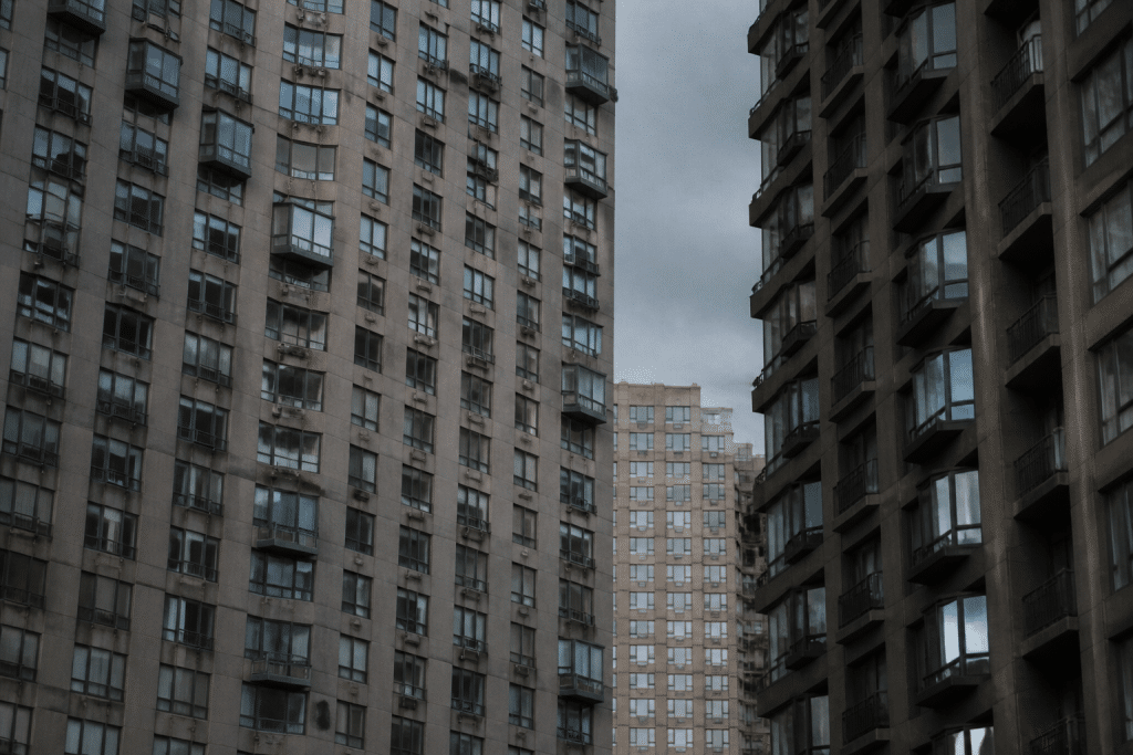 Immeubles denses avec nombreuses fenêtres sous ciel gris