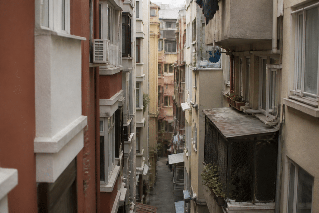 Immeubles resserrés avec petites rues urbaines denses