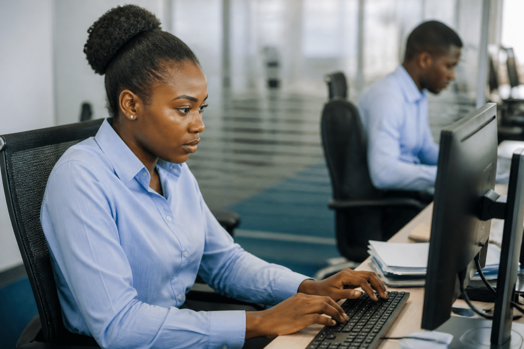 Employés en uniforme travaillant dans bureaux administratifs modernes