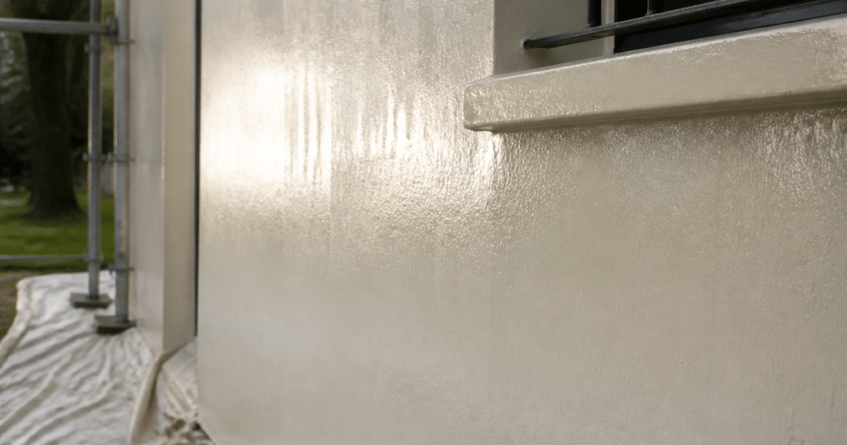 Mur extérieur recouvert d'enduit imperméable brillant appliqué