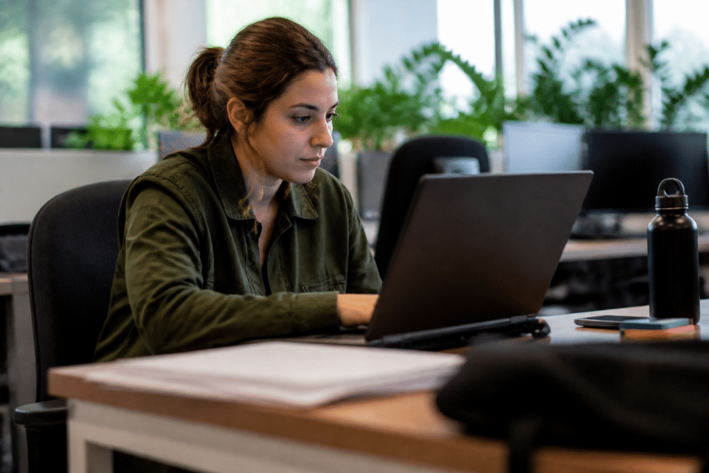 Employe suivant formation pendant heures bureau avec ordinateur portable