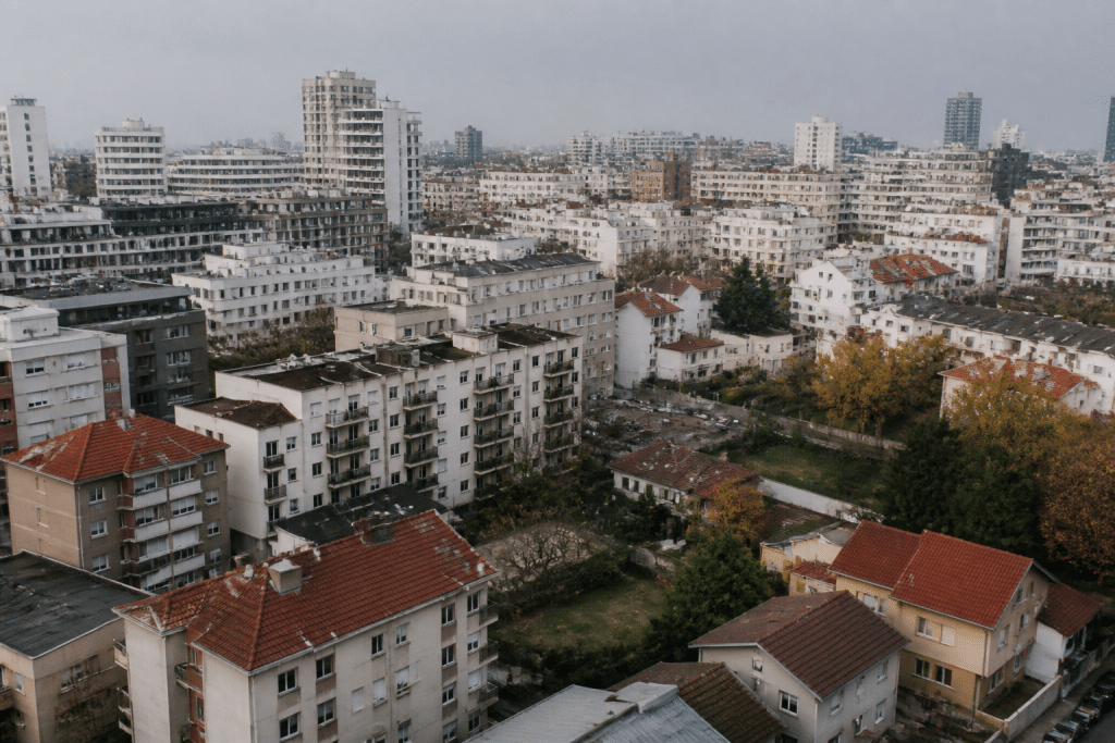 Vue aerienne quartier residentiel densite urbaine elevee nord