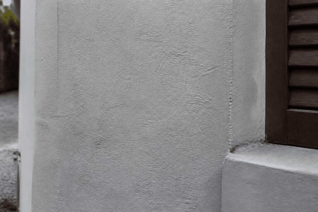 Facade avec couche protectrice transparente et pinceau de peinture