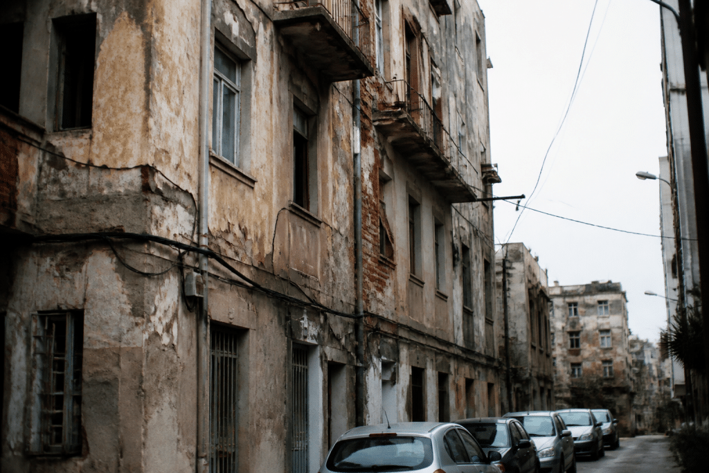 Immeuble ancien dans quartier urbain délabré