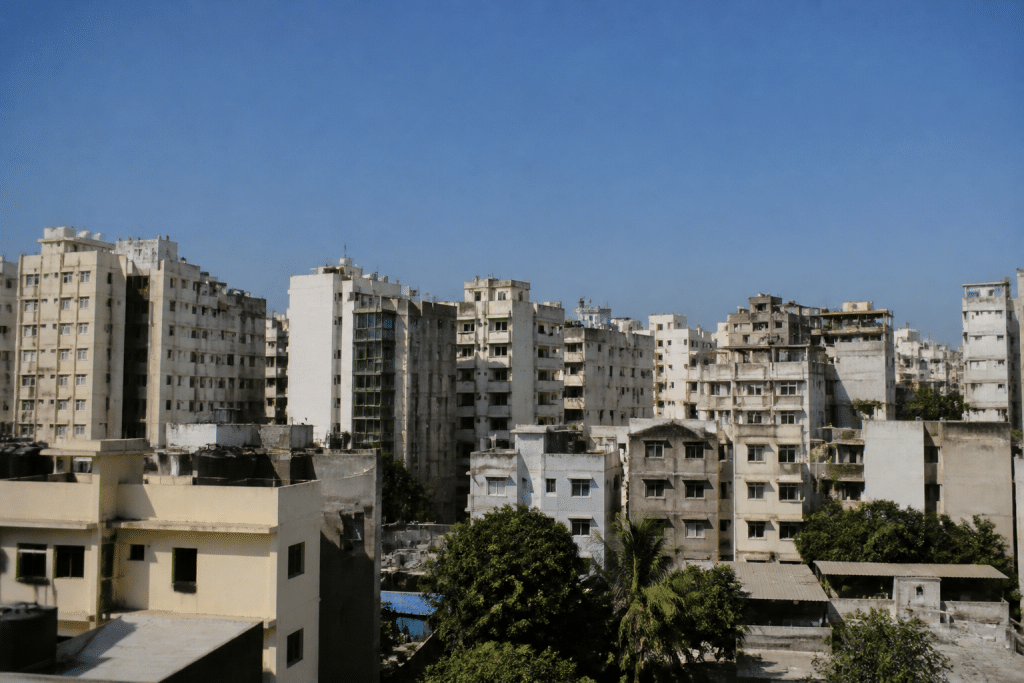 Immeubles collectifs densement construits sous ciel bleu urbain