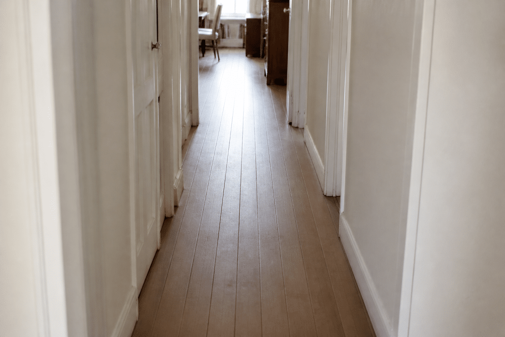 Lames de plancher alignees longitudinalement dans couloir etroit
