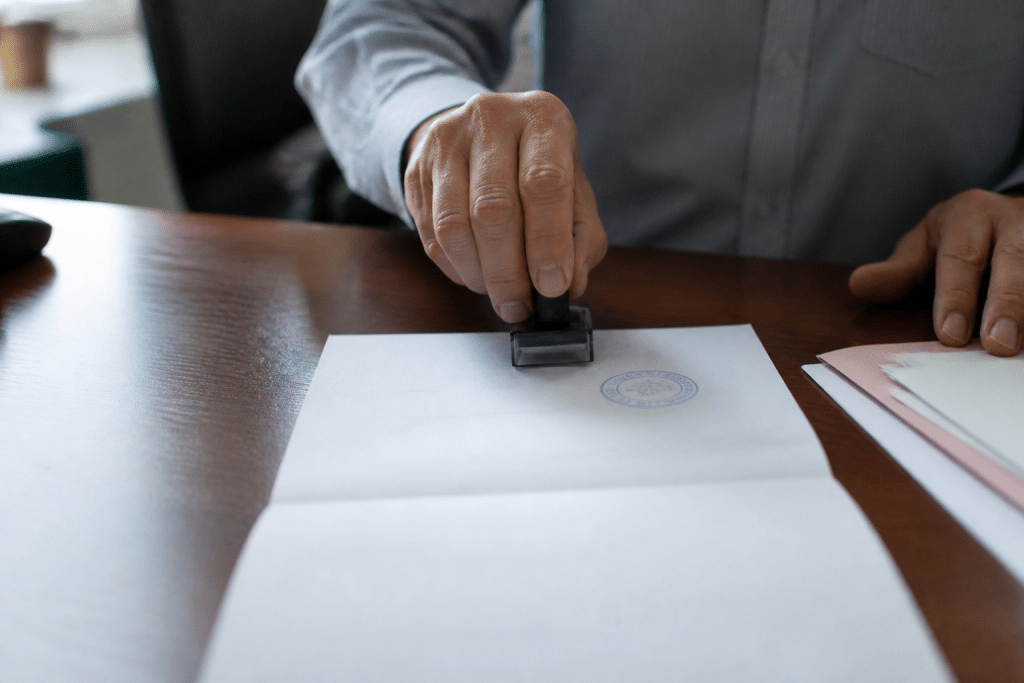 Document officiel avec signature et tampon sur bureau