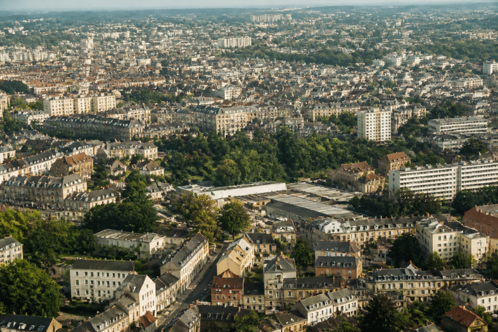 Vue aerienne de Limoges montrant quartiers denses et espaces urbains