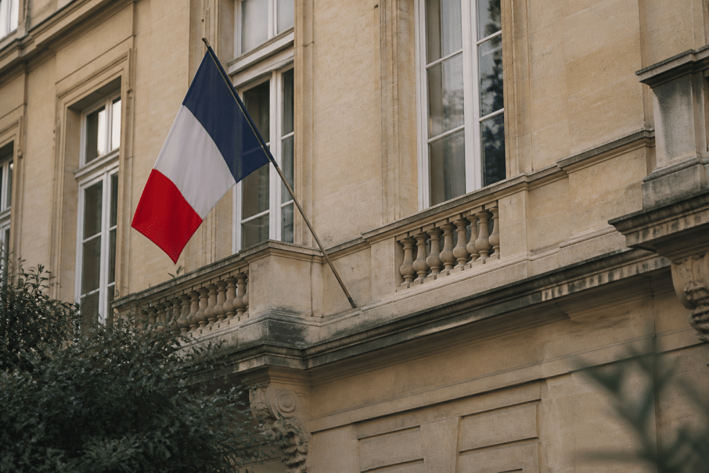 Facade pierre batiment administratif avec drapeau tricolore