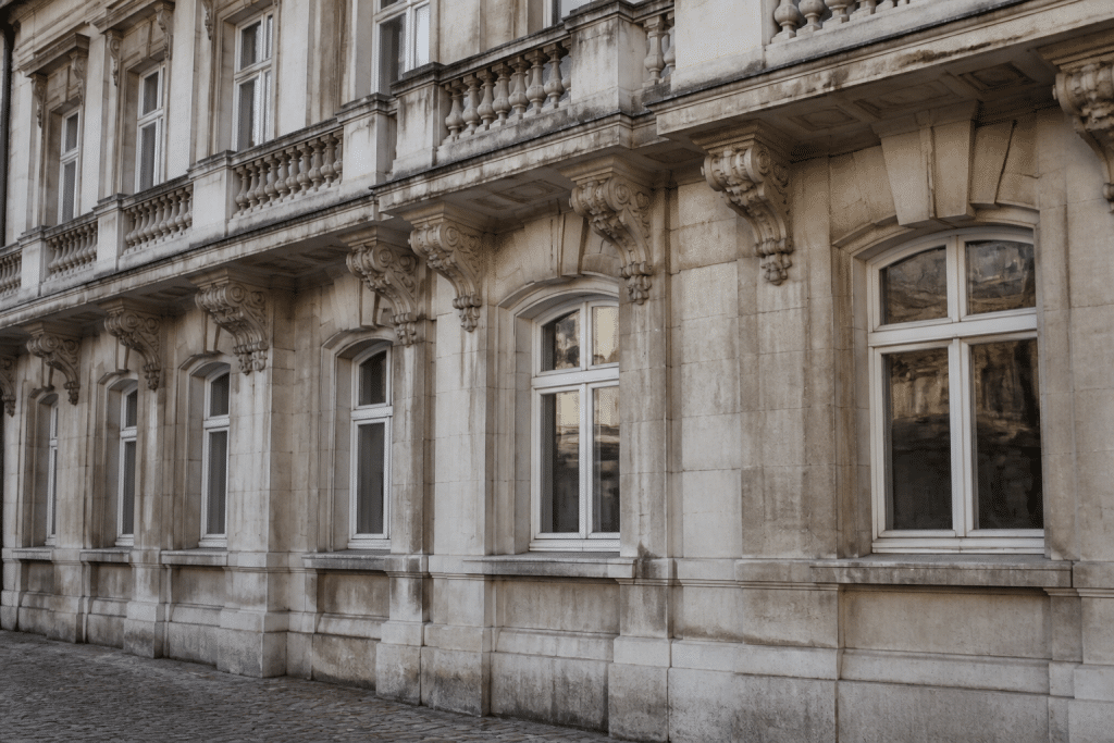 Facade pierre batiment administratif centre ville historique