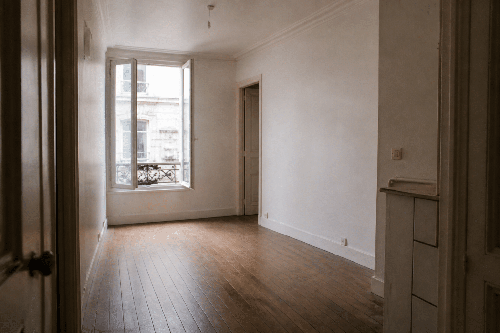 Maison vide avec affiche de location immobiliere en zone urbaine dense